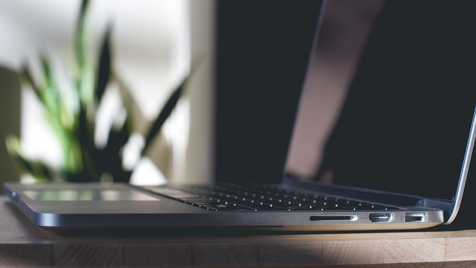 Choosing Between General AI and Specialized Agents